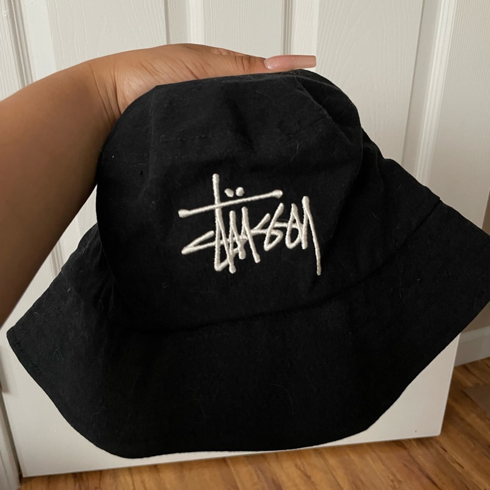 STUSSY BUCKET HAT